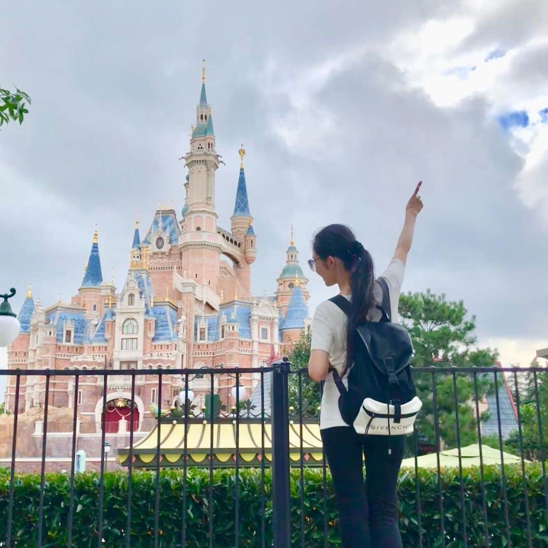 mycoのインスタグラム：「上海ディズニー良かった！ カリブの海賊が最高でした🖤 ソアリンも超楽しいしトロンも面白かったー！！ 上海はプレミアアクセスチケットというのがあって…なんとファストパスが買えるのです。日によって値段が変わるみたいなのですが。8枚で約1万円のものを購入。ソアリンが1番混んでいて150分待ちでしたがアクセスチケットで15分程で乗れました♡90分待ちのトロンは10分で。7人の小人のジェットコースターは120分待ちでしたが15分で乗れたりと買う価値ありまくりでした！5時間の滞在でしたが人気アトラクションを9個乗れましたよ。カリブの海賊がまた乗りたい…迫力ありすぎて叫びまくりました（笑）  #上海 #上海ディズニーランド #最高 #ソアリン ＃トロン #instadisney」