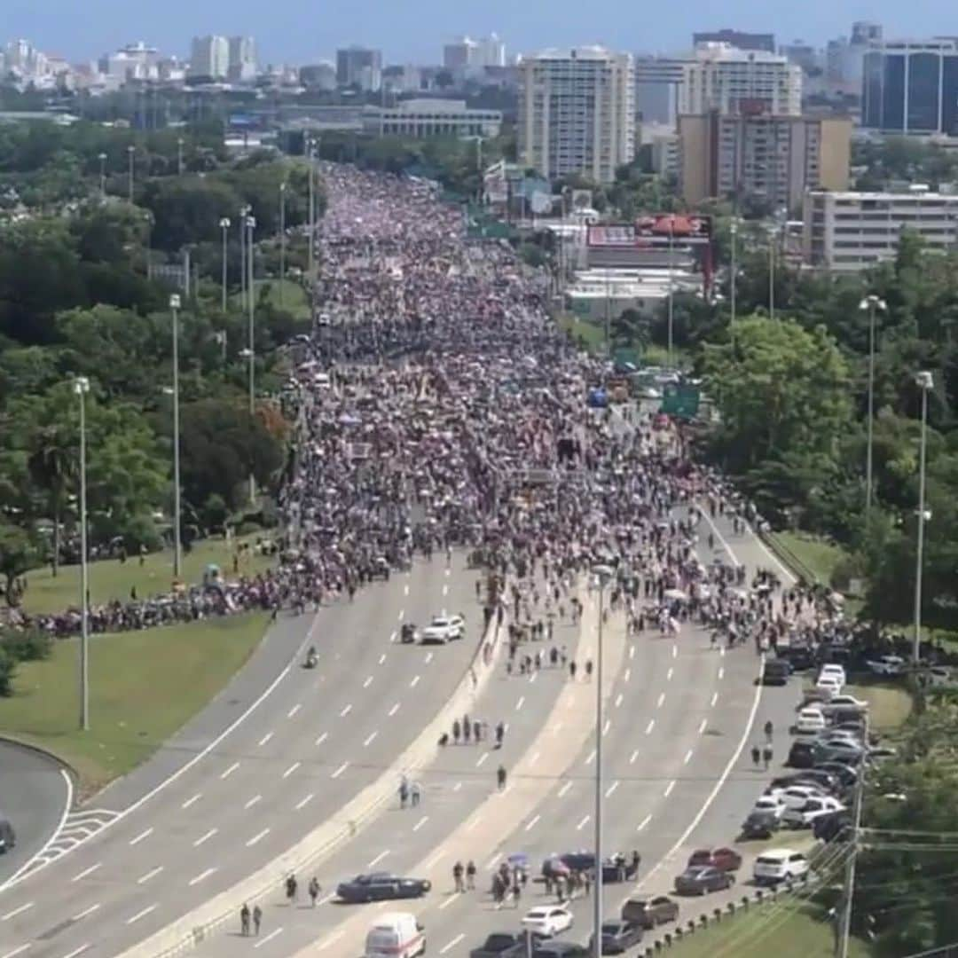 アマウリー・ノラスコさんのインスタグラム写真 - (アマウリー・ノラスコInstagram)「Ricky.... el pueblo ha hablado...Dude, Hazte un favor y arranca pal carajo ! #rickyrenuncia @ricardorossello」7月23日 0時40分 - amaurynolasco