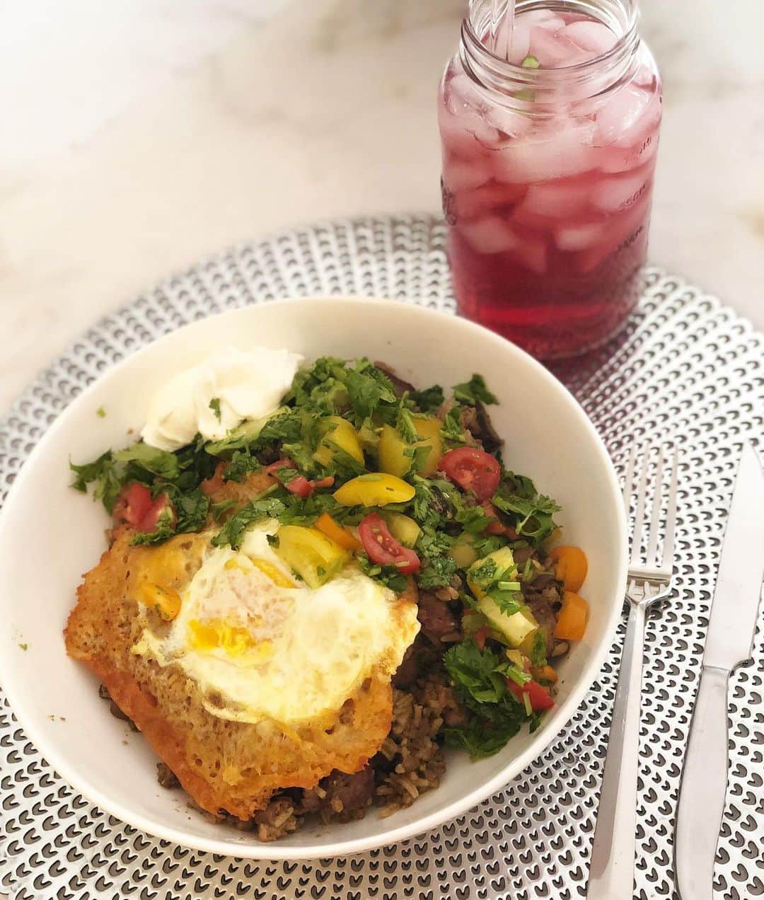 Phil Heathのインスタグラム：「Morning Gains! Thanks Babe! @shuriecremona 🙏🏽 7 ounces of grass fed steak, Pinto Beans, Basmati Rice, Cheese Fried Egg Over Easy topped with Cilantro, Tomato’s, Avocado, Sour Cream🙌🏽CranberryJuice with a lime to wash it down 💯💪🏾 #PhilHeath #7xMrOlympia」