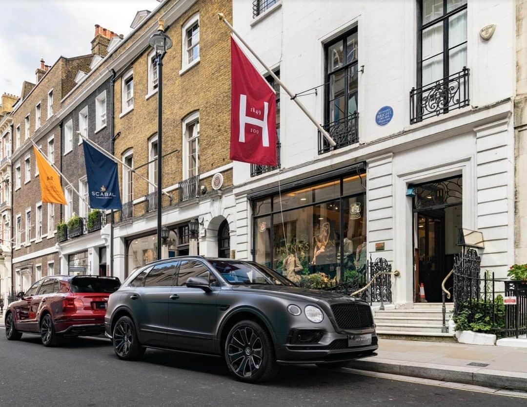 のインスタグラム：「In celebration of two British icons, we have collaborated with Jack Barclay Bentley of Mayfair, to create a very special Bentayga in two subtly different variations. 'The Sportsman’ has a relaxed countryside pursuits feel and includes Imperial Blue leather and Liquid Amber veneer inserts, paired with a vibrant Candy Red exterior. Meanwhile, ‘The Businessman’ has a much more urban feel, with a deep black Anthracite Satin finish to the lower half, and a contrasting Anthracite Gloss finish to the top half. The interior is crowned with dark Beluga hide and carbon fibre veneer inserts.  Both distinctive interiors feature a Huntsman Peck tweed – specially created for Huntsman’s centenary and buyers will also receive a Bespoke 100 Huntsman jacket, featuring a lining made exclusively for Bentley Motors.  Now available to view at the Jack Barclay showroom in Mayfair.  @hrowenbentley @hrowen  #jackbarclayxhuntsman #huntsmansavilerow #bentley #bespoke100 #bentayga」