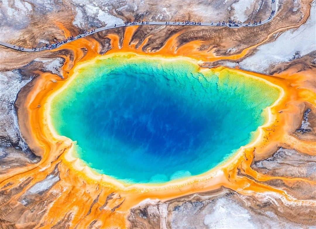 Lonely Planetさんのインスタグラム写真 - (Lonely PlanetInstagram)「Don't adjust your color settings. The Grand Prismatic Spring in Yellowstone National Park really is this colorful. The varying hues in this hot spring come from all of the different organisms living in it. No wonder Yellowstone became the first national park way back in 1872, and why we definitely include it as one of THE MOST  colorful spots in the US. Tap our bio link to see other places that ROY G BIV would absolutely love to visit.」7月23日 0時48分 - lonelyplanet
