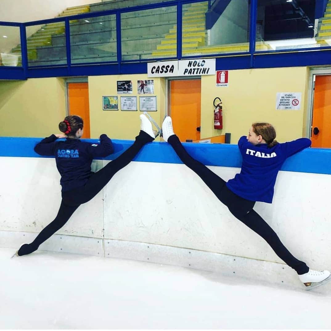 ISUグランプリシリーズさんのインスタグラム写真 - (ISUグランプリシリーズInstagram)「🍍 #SkatingSummer TEAM edition !! What is the best way to enjoy training with your teammates and skating friends? 🤝  #SynchroSkating #FigureSkating」7月23日 0時50分 - isufigureskating_x