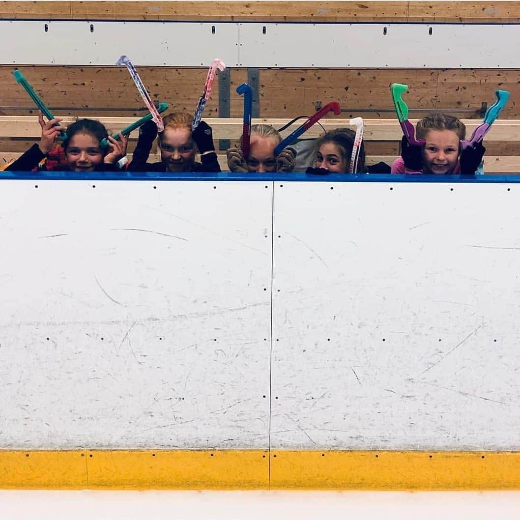 ISUグランプリシリーズさんのインスタグラム写真 - (ISUグランプリシリーズInstagram)「🍍 #SkatingSummer TEAM edition !! What is the best way to enjoy training with your teammates and skating friends? 🤝  #SynchroSkating #FigureSkating」7月23日 0時50分 - isufigureskating_x