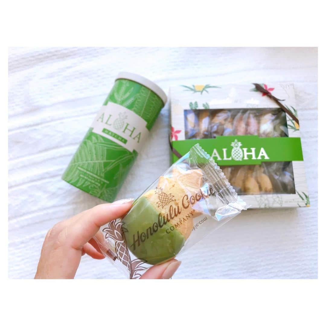 荒川れん子のインスタグラム：「Summer flavor Matcha🍵 ホノルルクッキーカンパニー @honolulucookie の今夏の新フレーバーは抹茶。美味しい〜😍 抹茶の食べ物はスーパーフードとして海外でどんどん増えていて嬉しいな✨ . . #hawaii #aloha #lovehawaii #luckywelivehawaii #matcha #hawaiilife #travel #beachlife #superfoods #honolulucookie #sweets #lifeisajourney #hawaiistagram #pineapple #instahawaii #ハワイ #ハワイ生活 #旅 #ハワイ好き #ハワイ旅行 #仕事 #ハワイ情報 #ハワイおすすめ #スーパーフード #抹茶 #スイーツ #お土産 #ホノルルクッキー #おやつ」
