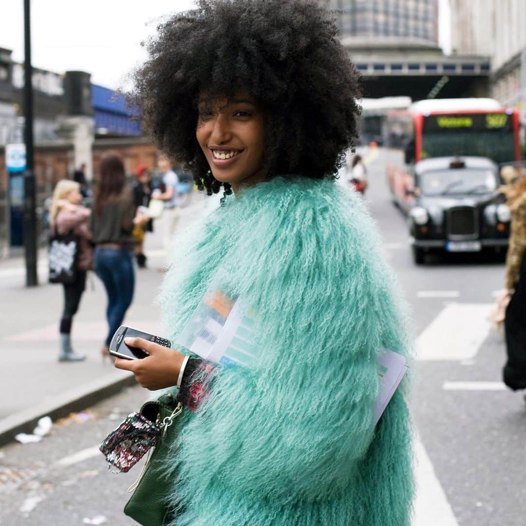 Vogue Beautyさんのインスタグラム写真 - (Vogue BeautyInstagram)「Street style wasn’t born in the 2010s, but you could say it was the decade it really mattered. Tap the link in our bio for a look back at its evolution, from the pre-Instagram days to the era of “extra,” as part of our #voguerunway2010s series. Photographed by @mrstreetpeeper」7月23日 0時54分 - voguebeauty