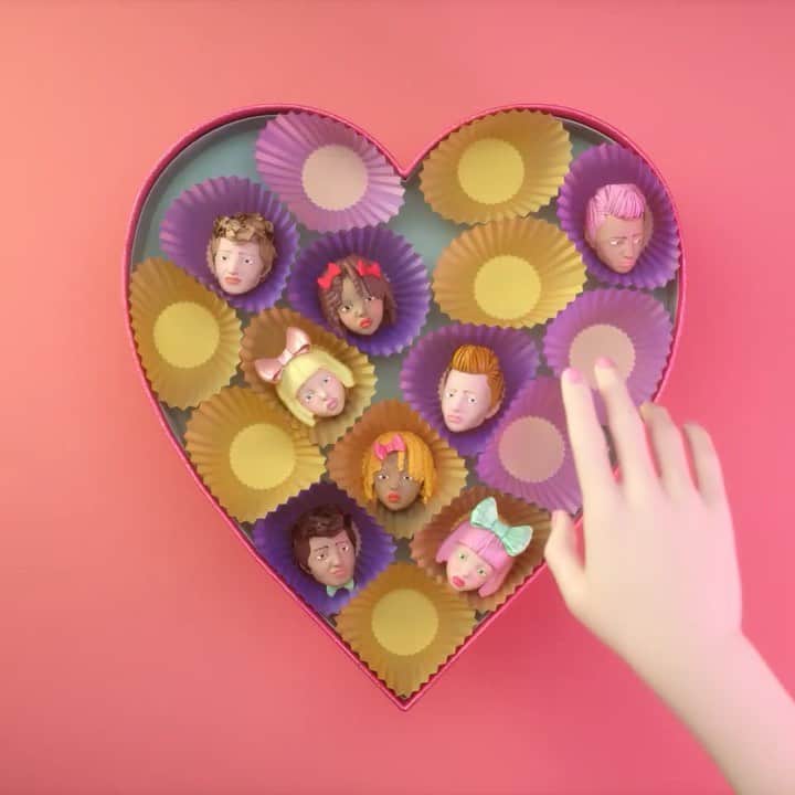 メラニー・マルティネスのインスタグラム：「Snippet of “High School Sweethearts” off my album K-12! 🍫🌹 “Can we just be honest, these are the requirements if you think you can be my one and only true love. You must promise to love me and damnit if you fuck me over I will rip your fucking face apart.”👼🏼 Artwork: @pastelae 💗」