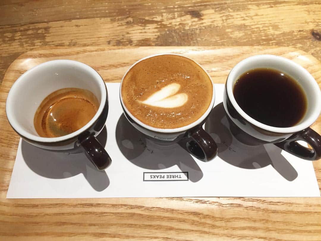 原田麻子さんのインスタグラム写真 - (原田麻子Instagram)「coffee valley×氷舎mamatoko  エスプレッソ、コーヒー、マキアートから成る3peaksをかき氷でアレンジ。  ほぼ無糖のしっかり濃いエスプレッソにはシュガーレモンピールで甘さと苦味を。 マキアートはアニスとバニラのミルクにコーヒークリーム、エスプレッソのキャラメルで表現、コーヒーにはベリーの果肉とカスカラシロップ、底にコーヒー。  小さなひと山が連なって、 3peaks(３つの頂上)に。  カスカラは、コーヒーの果皮、果肉を乾燥させたものでコーヒーチェリーティーとも呼ばれています。 ベリーのようなフルーティさがあり爽やかで食べやすいです。  毎日12:00〜19:00(売り切れ終了)、coffee valleyにて提供中です✨  #かき氷#かき氷🍧#coffeetime #coffeevalley」7月23日 0時59分 - achakoko