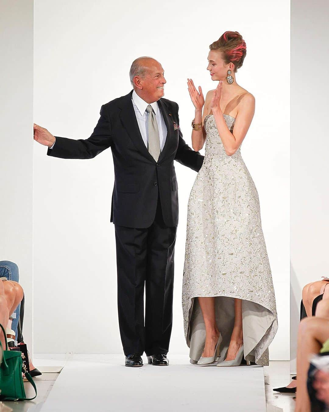 NYFW（ニューヨークファッションウィーク）さんのインスタグラム写真 - (NYFW（ニューヨークファッションウィーク）Instagram)「In honor of the late Oscar de la Renta's birthday today, we have gathered our favorite images of the designer and founder of his eponymous brand, @oscardelarenta, with @imgmodels' @karliekloss taking a bow at the end of the runway during #NYFW throughout the years.」7月23日 1時05分 - nyfw