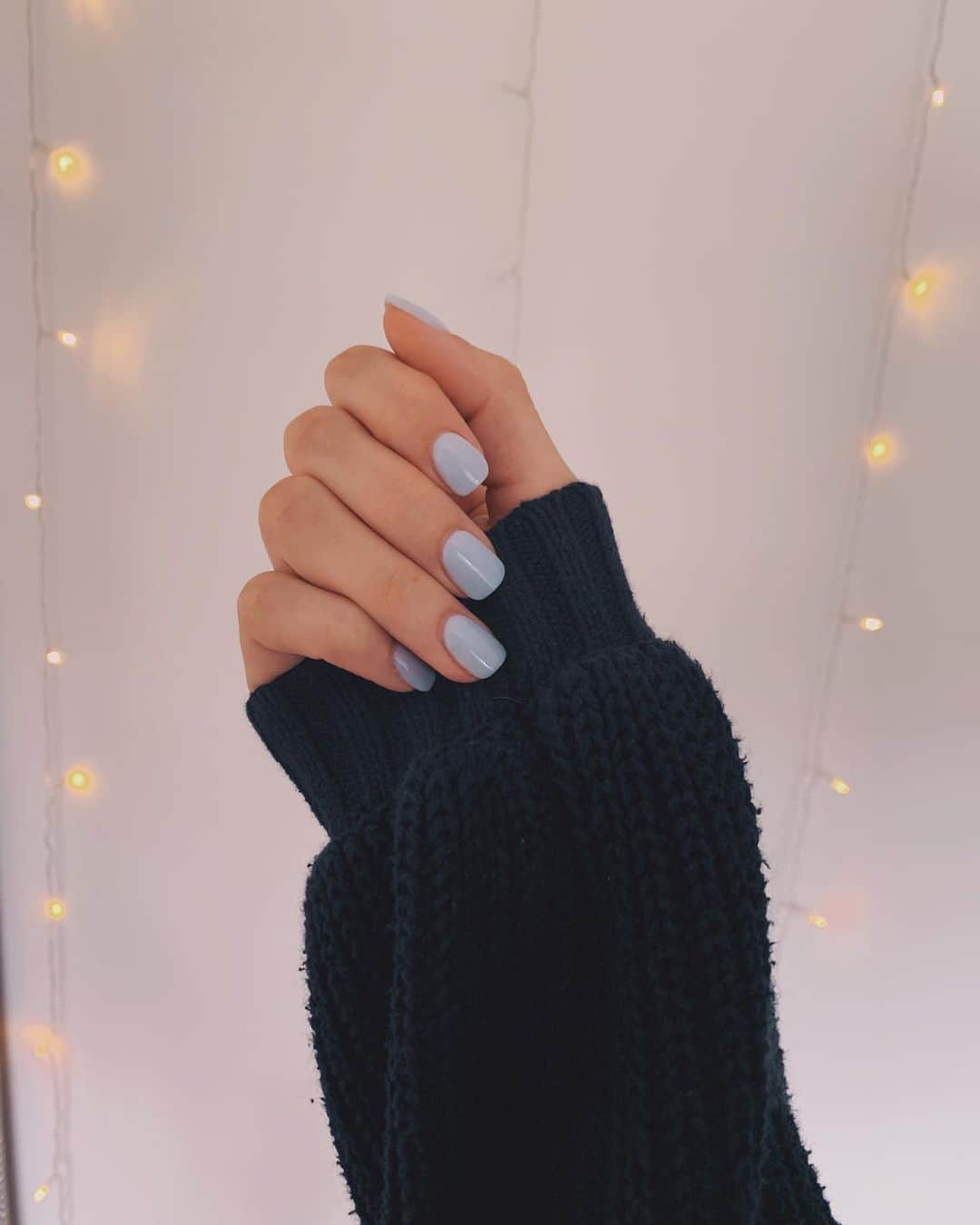 Kalyn Nicholsonのインスタグラム：「fresh claws ft. my inability to stop binging on everything blue right now 🐳 I feel like picking a nail colour is the equivalent to picking a mood for the next 2 weeks. I was going for ocean vibes mixed with a dash of clear + calm... I am aware I think far too deeply into this but it’s too fun not to! What’s your current nail colour?」