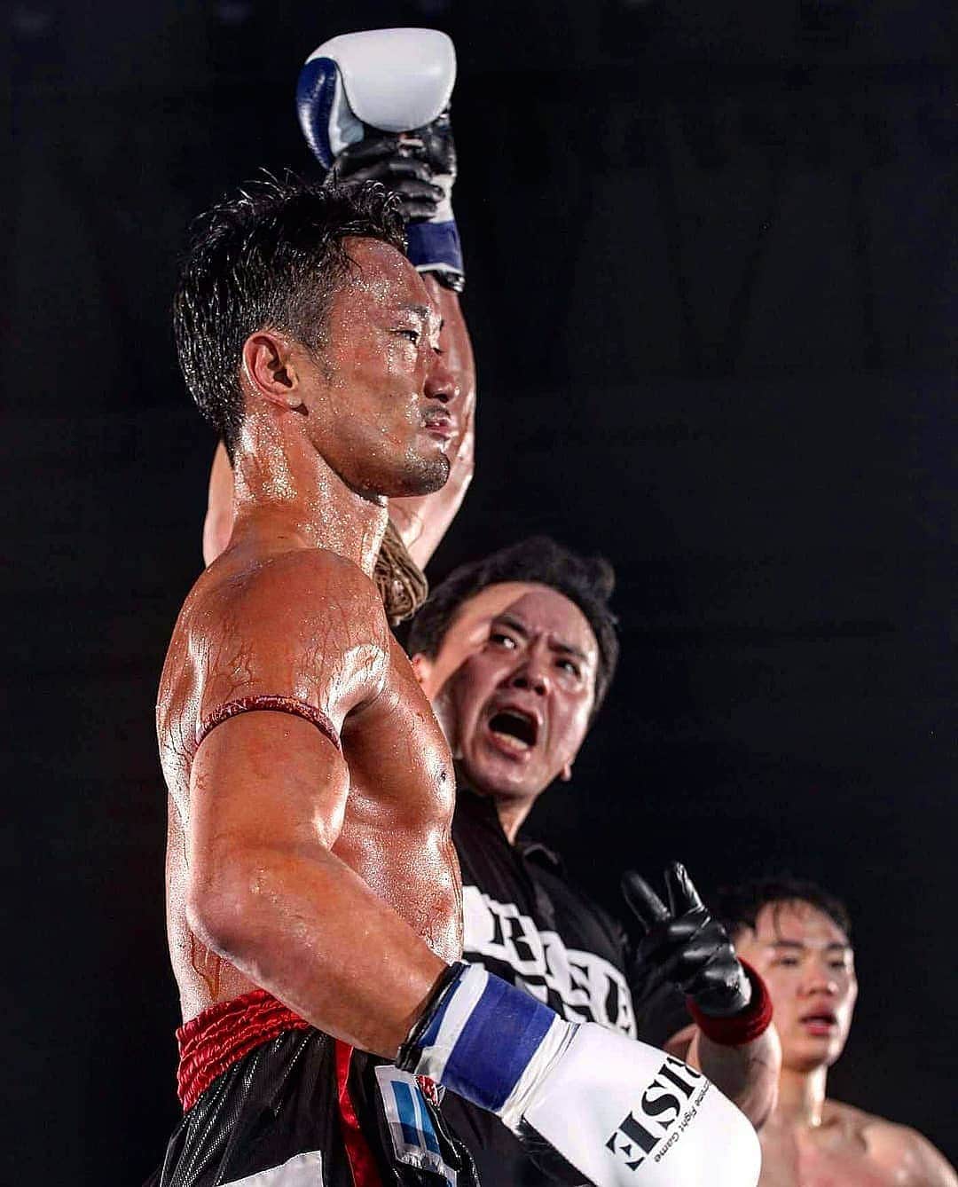 梅野源治のインスタグラム：「何を持ってるか、どこへ行ったか。そうじゃない。 誰と過ごしたか。 それが価値でしょ。  3分3R、俺はチャンヒョンと過ごしたリング上での時間。 #最高に幸せだった #ありがとう  @chanhyeong92  #最高のファイター #友であり仲間 (C)佐藤タケシ・Tatsutoshi Sakuma」