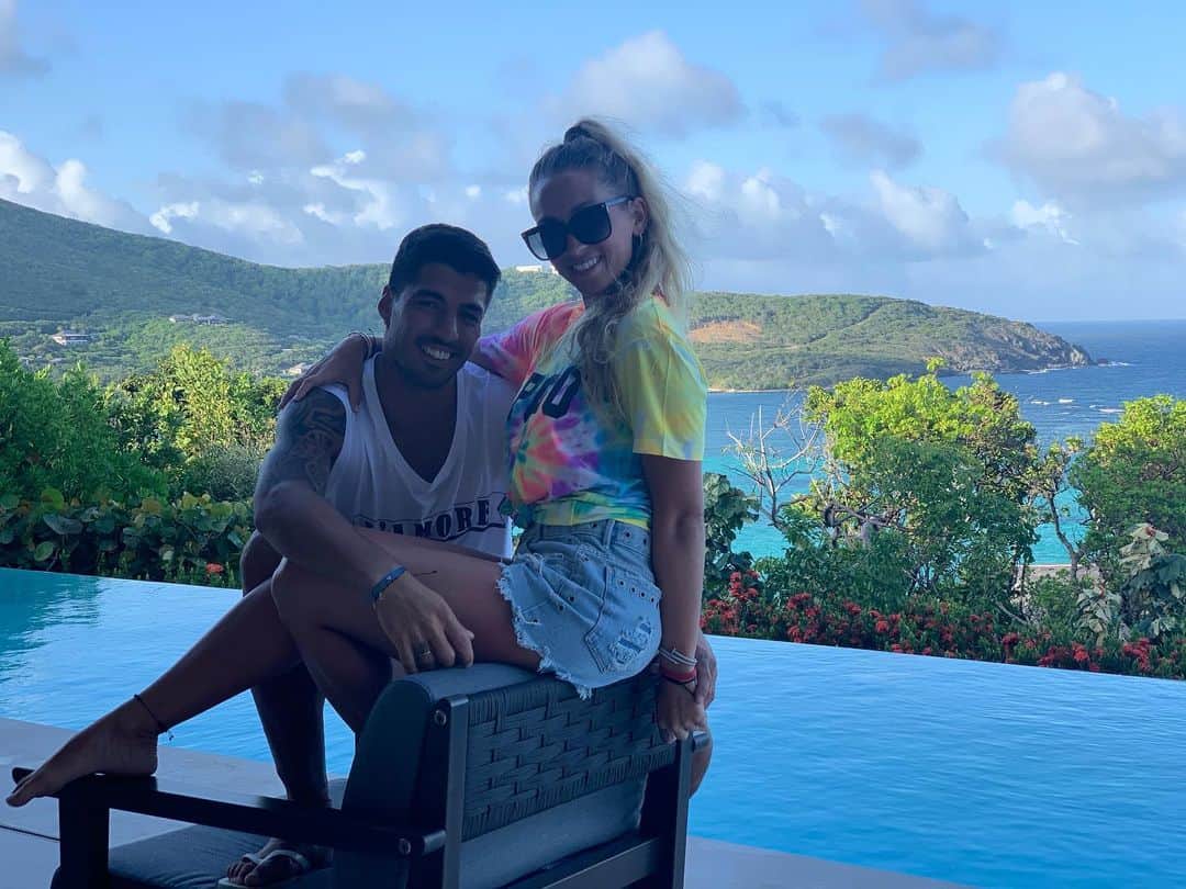 ソフィア・バルビのインスタグラム：「🌈🌞 @luissuarez9」