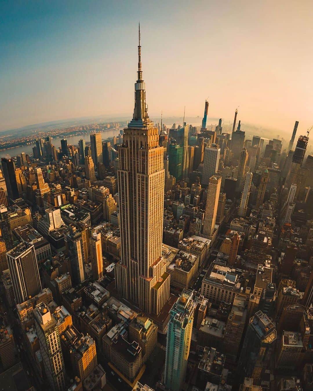 Empire State Buildingさんのインスタグラム写真 - (Empire State BuildingInstagram)「It’s officially travel season! Where do you get your travel inspo from? 🤔 . 📷: @streets.win #EmpireStateBuilding」7月23日 1時13分 - empirestatebldg