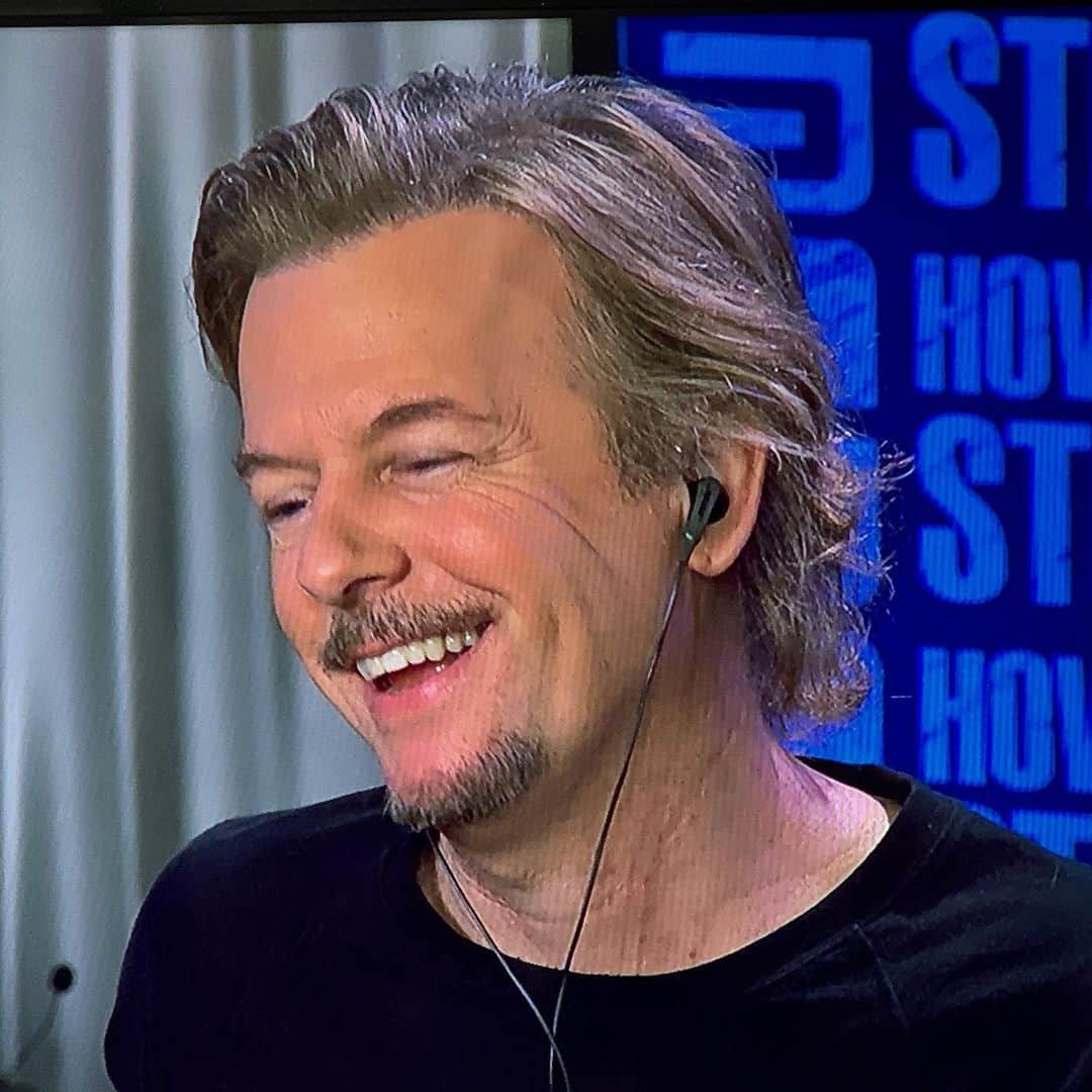 デヴィッド・スペードのインスタグラム：「Just did @sternshow  Always such a f’ing great time. So many laughs. Up next @jimmyfallon show tonight. Then @theviewabc airs Thursday and @thedailyshow Tuesday night. Lots going on to prep for premiere of @lightsout in one week. July 29. @comedycentral」