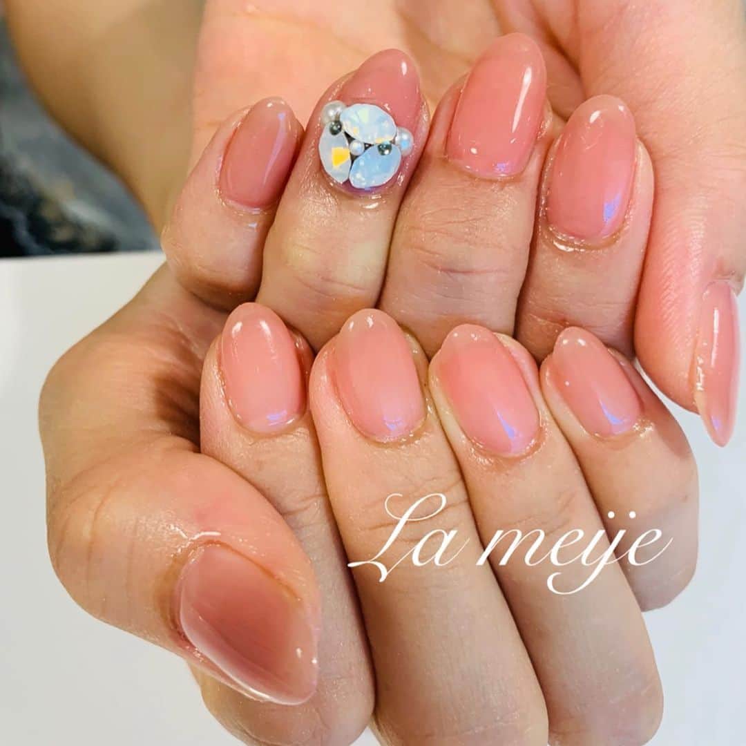 のインスタグラム：「New nail💅✨﻿ ﻿ 3色Mixで作ってくださった#マオジェル の上品なピンクベースにキラリ✨と光る3Dのクマちゃん🐻がお気に入りのネイル＾＾﻿ ﻿ 今回は @midorikariba に紹介してもらった子連れOKの自宅🏠でされている#プライベートネイルサロン  @la.meige にて(*´꒳`*)﻿ ﻿ ネイリストのMegumiさんもママなので娘同伴と予約時に伝えていたら、ごろごろと寝転んで遊べるプレイマットや赤ちゃんのおもちゃも色々と用意して下さっていて、おっとりした癒される優しいお人柄と居心地が良すぎて娘も全然ぐずらずにずっとご機嫌に遊んでくれていて👶🍼﻿ ﻿ 丁寧な施術でBabyが一緒でも周りを気にせずゆったり過ごせるのもプライベートサロンのいいところ💕﻿ ﻿ ありがとうございました😆﻿ ﻿ La meige💎﻿ 阪急#北千里 駅から徒歩3分🚶‍♂️﻿ ﻿ #lameije#nail #nailsalon #大阪 #北摂 #北千里 #大阪ネイル #北摂ネイル #ネイル #ママネイル #ネイルサロン #ネイルデザイン #ビジューネイル #maojel #マオジェル #プライベートネイルサロン #💅 #ks_nail✨#ks_osaka✨ #ks_19✨」