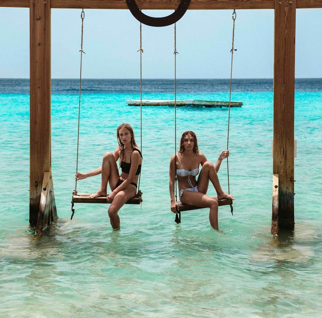 BILLABONG WOMENSさんのインスタグラム写真 - (BILLABONG WOMENSInstagram)「Tag the person you wish you were swinging in the tropics with right now 🌴 👯‍♀️」7月23日 1時22分 - billabongwomens