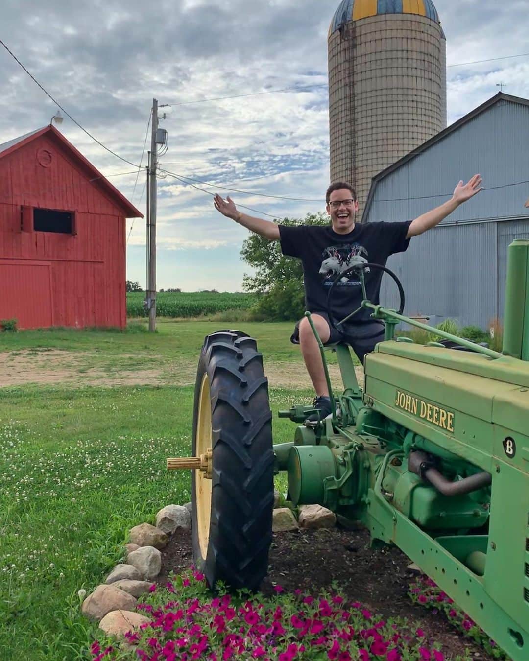 のインスタグラム：「It’s been a truly enlightening few days here in #michigan hanging out with my top Midwest students @michaelkgoode @jackkellogg @dominicmastromatteo as we tried to determine why this part of the world creates so many damn great traders...stay tuned for some truly eye-opening videos as I think we figured it out and hopefully you can apply the lessons to help your own life/career too! And I also have to say that while the #midwest gets a bad rap from city folks, it’s been really nice to get away from my usual spots since I’ve been back in the US...thanks also to @tbohen for the hospitality when the power went out...a few times :) #midwestmeetup #workfromanywhere #jewfarming #jewdeere」
