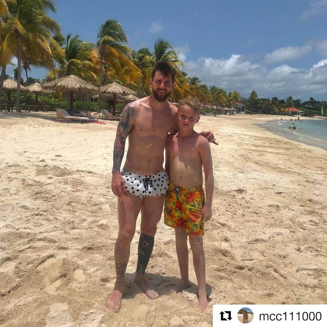 FIFAワールドカップさんのインスタグラム写真 - (FIFAワールドカップInstagram)「When you get invited for a beach kickabout with one of the greatest players of all time! 🤯🏖⚽️ Great gesture from @leomessi 🙌  #Repost @mcc111000 (@get_repost) ・・・ Today a dream came true. And we played football! #messi @leomessi」7月23日 1時23分 - fifaworldcup