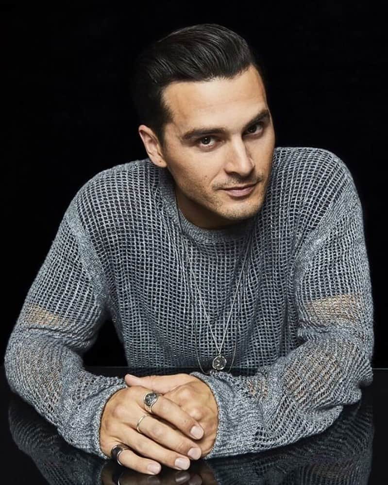 のインスタグラム：「Thanks to everyone who came out to support #ProjectBlueBook at #sdcc2019. We had a blast and can’t wait to share Season Two with you all this winter! 📸: @richterfit @gettyentertainment @esquire and @pizzahut #bluebooksdcc」