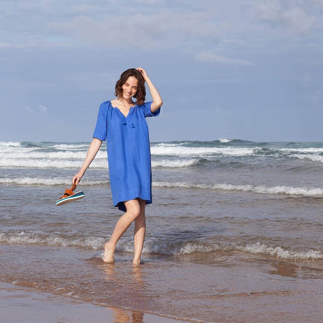 ベンシモンのインスタグラム：「Lundi bleu comme l'océan 🌊 On profite de l’été avec nos robes en lin et leurs couleurs vibrantes! Une matière douce, lavée et naturelle, parfaite pour contrer les fortes chaleurs cette semaine! 🇬🇧 Monday blue as the ocean 🌊 We are enjoying summer with our linen dresses and their vibrant colours! A soft, washed and natural fabric, perfect for the hot weather this week!  #Bensimon #summer #dress」