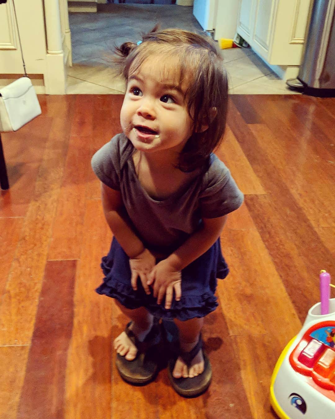 ベアトリサ・リャンのインスタグラム：「"CHEESE!" A little cuteness for your Monday blues 🥰 and yes, she's wearing my sandals.  #amaraodien #cute #niece #auntielife #cheese #cutenessoverload #love」