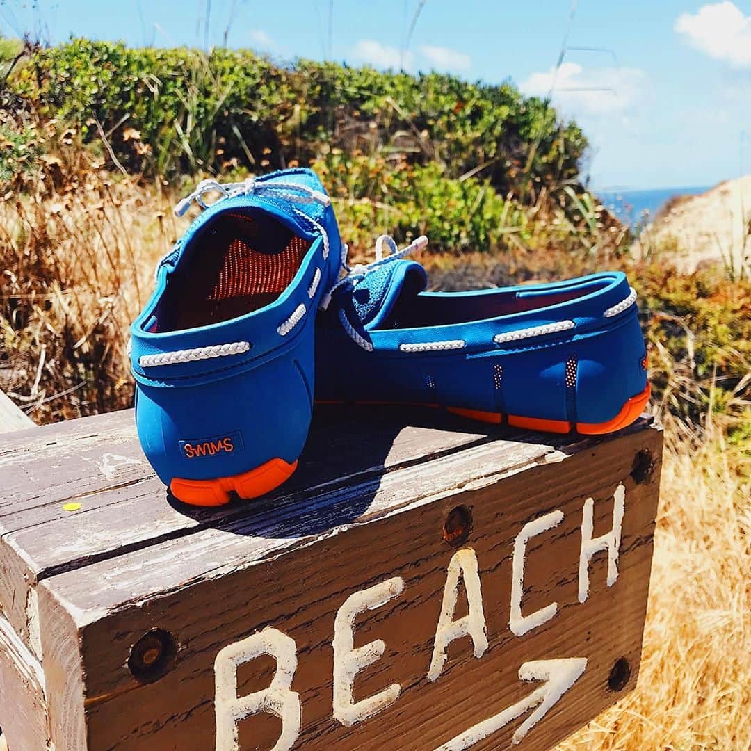 スイムズのインスタグラム：「The only shoes you need when you're beach bound 🏖️Where have you worn your SWIMS this summer? Let us know 👇⠀ #menswear #shoesoftheday #mensstyle #loafers」