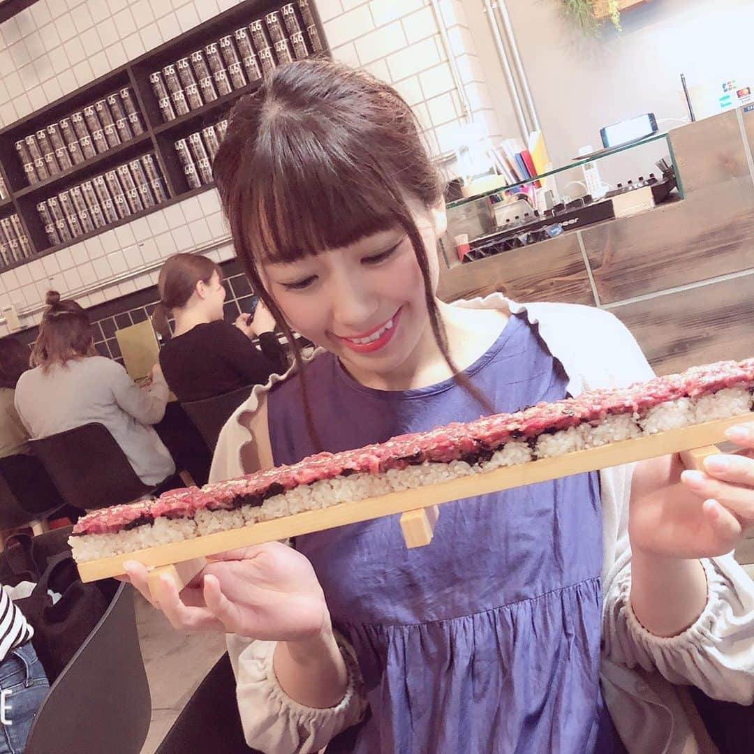 楠木まゆさんのインスタグラム写真 - (楠木まゆInstagram)「流行りのユッケ寿司🍣 ずっと食べたかったけど混んでて行けなくて、でも今回は平日の20時過ぎに行ったら並ばずに入れました😋  3人で行って2本でちょうど良かった！ 和牛ユッケ1本と フィラデルフィアとコリアンBBQのハーフ＆ハーフ1本にしたよ〜✌️😋 コリアンBBQ美味しかった。(ユッケじゃないけどw) フィラデルフィアも美味しかった！ 4枚目にメニュー載せました✌️😋 またすぐ行きたい〜新大久保たのしい〜。 #新大久保グルメ #新大久保 #ユッケ寿司 #ユッケ #pallet46 #パレット46 #新大久保駅から5分くらい #和牛ユッケ寿司 #フィラデルフィア #コリアンbbq  #念願 #🍣 #❤ #😋」7月23日 1時54分 - kusunoki__mayu