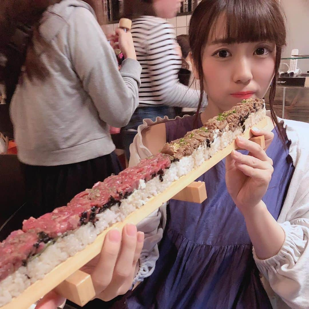 楠木まゆさんのインスタグラム写真 - (楠木まゆInstagram)「流行りのユッケ寿司🍣 ずっと食べたかったけど混んでて行けなくて、でも今回は平日の20時過ぎに行ったら並ばずに入れました😋  3人で行って2本でちょうど良かった！ 和牛ユッケ1本と フィラデルフィアとコリアンBBQのハーフ＆ハーフ1本にしたよ〜✌️😋 コリアンBBQ美味しかった。(ユッケじゃないけどw) フィラデルフィアも美味しかった！ 4枚目にメニュー載せました✌️😋 またすぐ行きたい〜新大久保たのしい〜。 #新大久保グルメ #新大久保 #ユッケ寿司 #ユッケ #pallet46 #パレット46 #新大久保駅から5分くらい #和牛ユッケ寿司 #フィラデルフィア #コリアンbbq  #念願 #🍣 #❤ #😋」7月23日 1時54分 - kusunoki__mayu