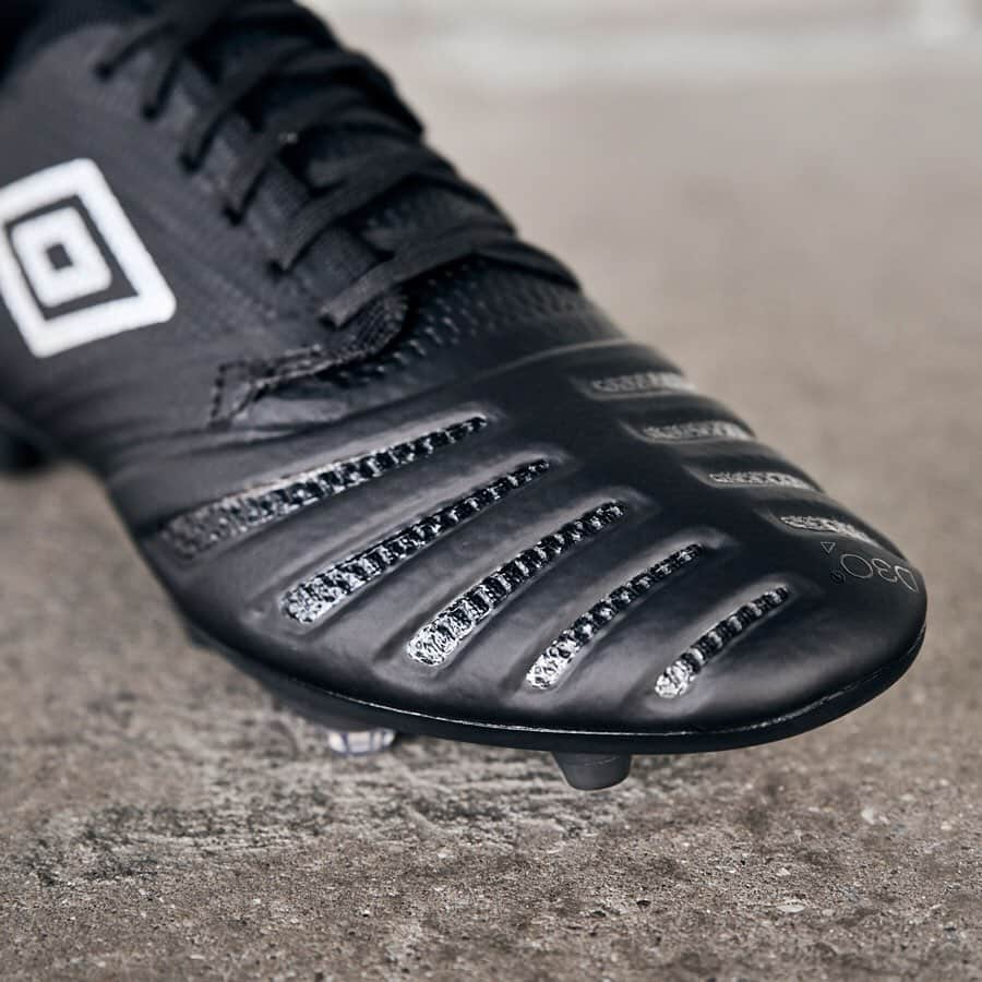 UMBROさんのインスタグラム写真 - (UMBROInstagram)「Our Game is Black and White ⚫️⚪️. Introducing the latest colourway for UX Accuro 3. Available from 26.07.19. . . . . #uxaccuro3 #umbro #umbrofootball #football #footballboots #cleats #cleatstagram #chuteiras #chuteira」7月23日 1時55分 - umbro