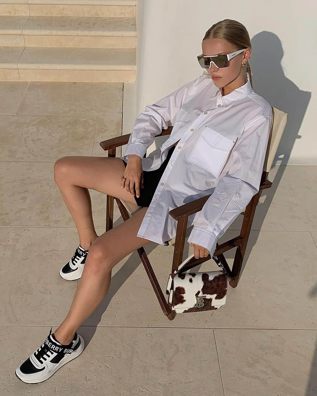 Burberryさんのインスタグラム写真 - (BurberryInstagram)「#Burberry in Mykonos . @ReginAanikiy celebrates #BurberrySummer, wearing modern Burberry sneakers and the striking cow-print TB bag . A celebration of our new capsule, available to shop now . #ThomasBurberryMonogram #TheTBbag #TBRT #BurberryGeneration」7月23日 1時56分 - burberry