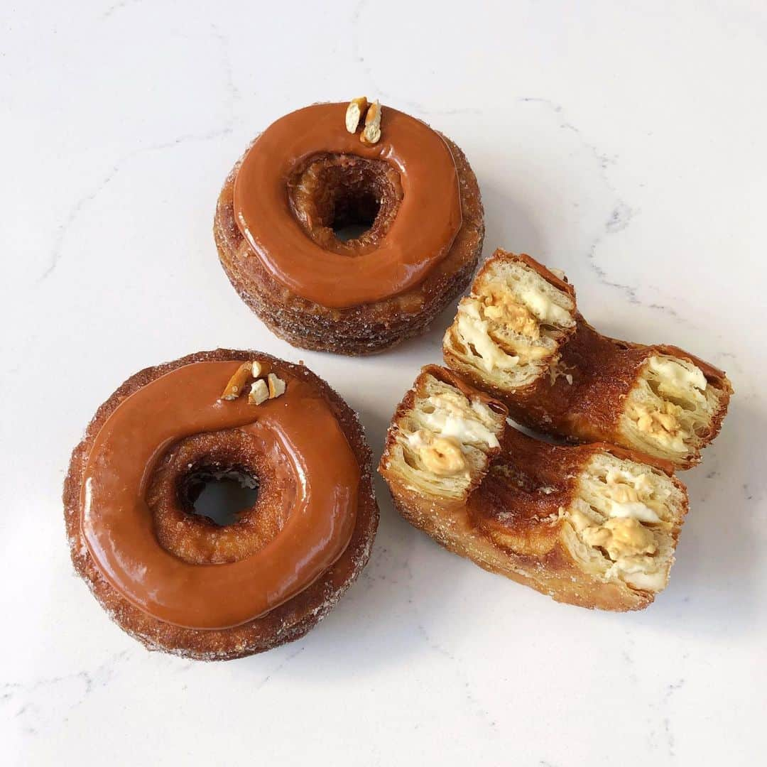 DOMINIQUE ANSEL BAKERYさんのインスタグラム写真 - (DOMINIQUE ANSEL BAKERYInstagram)「August Cronut® pastries coast to coast: Salted Pretzel Caramel in NYC 🥨🗽(filled with salted pretzel ganache and creamy caramel ganache), and Peach Jasmine in LA 🍑😎 (filled with homemade peach jam and jasmine ganache). Starts August 1st, preorders are up online now at CronutPreorder.com. #Cronut #DominiqueAnselBakery」7月23日 2時00分 - dominiqueansel