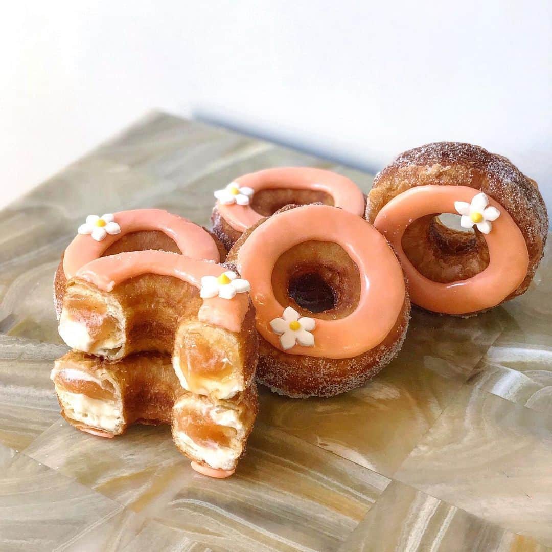 DOMINIQUE ANSEL BAKERYさんのインスタグラム写真 - (DOMINIQUE ANSEL BAKERYInstagram)「August Cronut® pastries coast to coast: Salted Pretzel Caramel in NYC 🥨🗽(filled with salted pretzel ganache and creamy caramel ganache), and Peach Jasmine in LA 🍑😎 (filled with homemade peach jam and jasmine ganache). Starts August 1st, preorders are up online now at CronutPreorder.com. #Cronut #DominiqueAnselBakery」7月23日 2時00分 - dominiqueansel