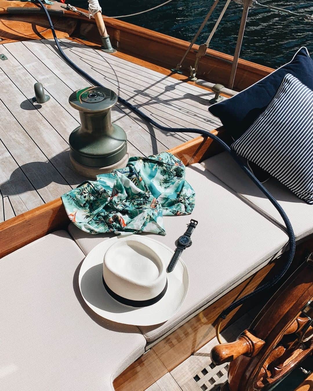 MR PORTERのインスタグラム：「Dress for the life you want (that's boat life, by the way) ⛵⁠ -⁠ Head to the link in bio for your sailing uniform #MRPORTER」