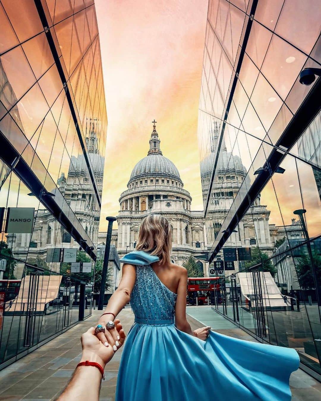 Murad Osmannのインスタグラム：「#Followmeto St Paul’s Cathedral. I lived in England for more than 7 years. Very few people know that I finished with a degree of Civil Engineering at Imperial College London. Yes yes, Engineering, not art :). Last week was actually the first time I visited St Paul’s cathedral. I was stunned by the magnitude and beauty of this icon on the London skyline. @honorglobal #HONOR20series #CaptureWonder ................🇷🇺Я жил в англии более 7 лет. Не все знают что по образованию я Гражданский Инженер и закончил Империал колледж. Да, да вы не ослышались, инженер :) Только неделю назад я попал в одно из главных исторических мест Лондона ! Меня поразило величие и размах, в нем  чувствуется история и сила. 🇷🇺」
