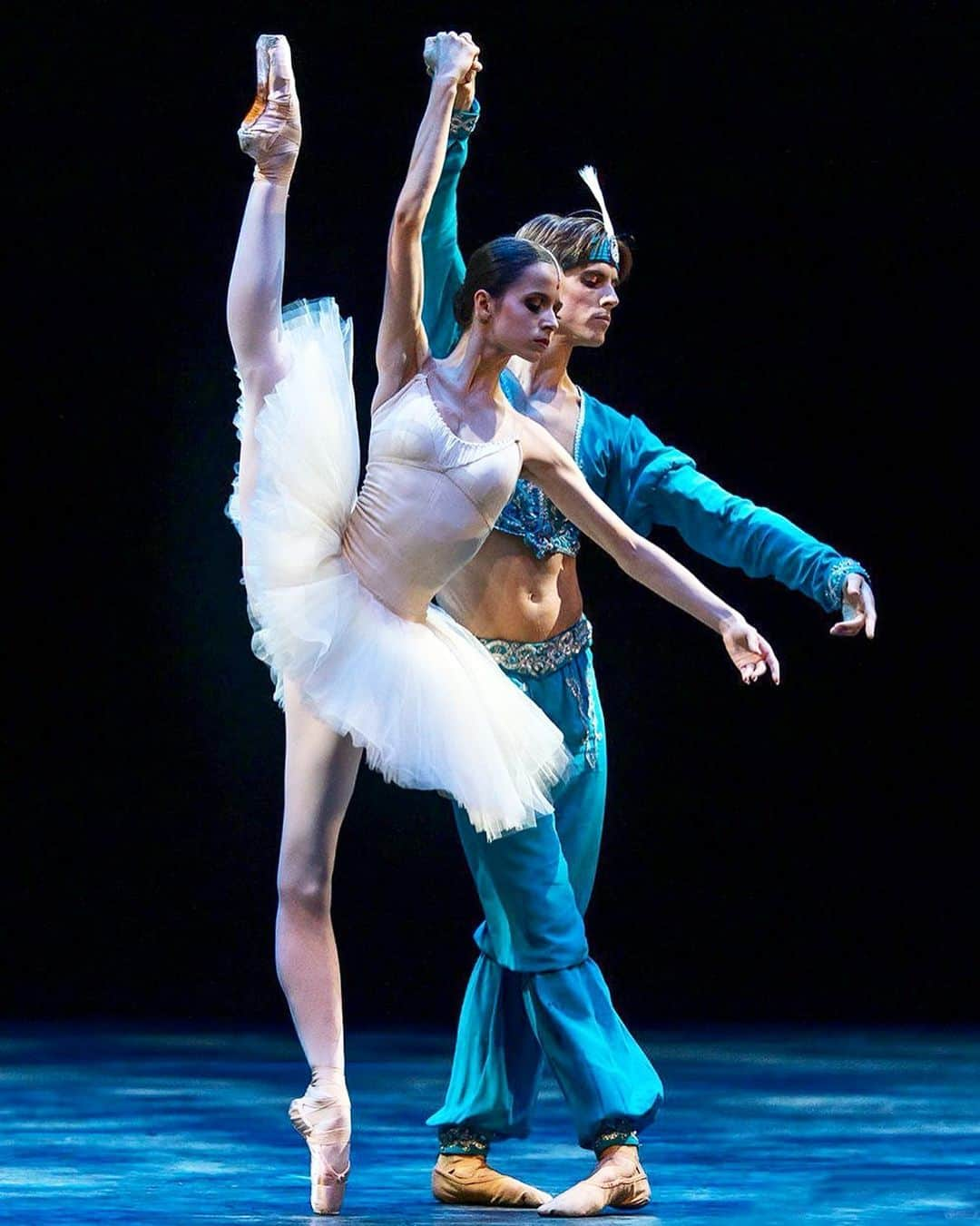 マリア・コーレワさんのインスタグラム写真 - (マリア・コーレワInstagram)「“La Bayadere” in Beijing 🙌🏻🙏🏻 with the amazing @_xander 💙 This adagio is probably the most breathtaking piece of classical ballet - it’s so simple yet so mesmerizing, just the pure beauty of the movement! For me it’s the greatest joy to perform it and I really want to improve as much as I can because I feel like this heavenly choreography doesn’t allow any mistakes! So sad when something doesn’t work as I want it on stage but I’m always grateful for the experience and I’m very much determined to get there! 💪🏻🤗 I hope you’re having a beautiful day loves! 😘 #xanderparish #mariakhoreva #labayadere」7月23日 2時14分 - marachok