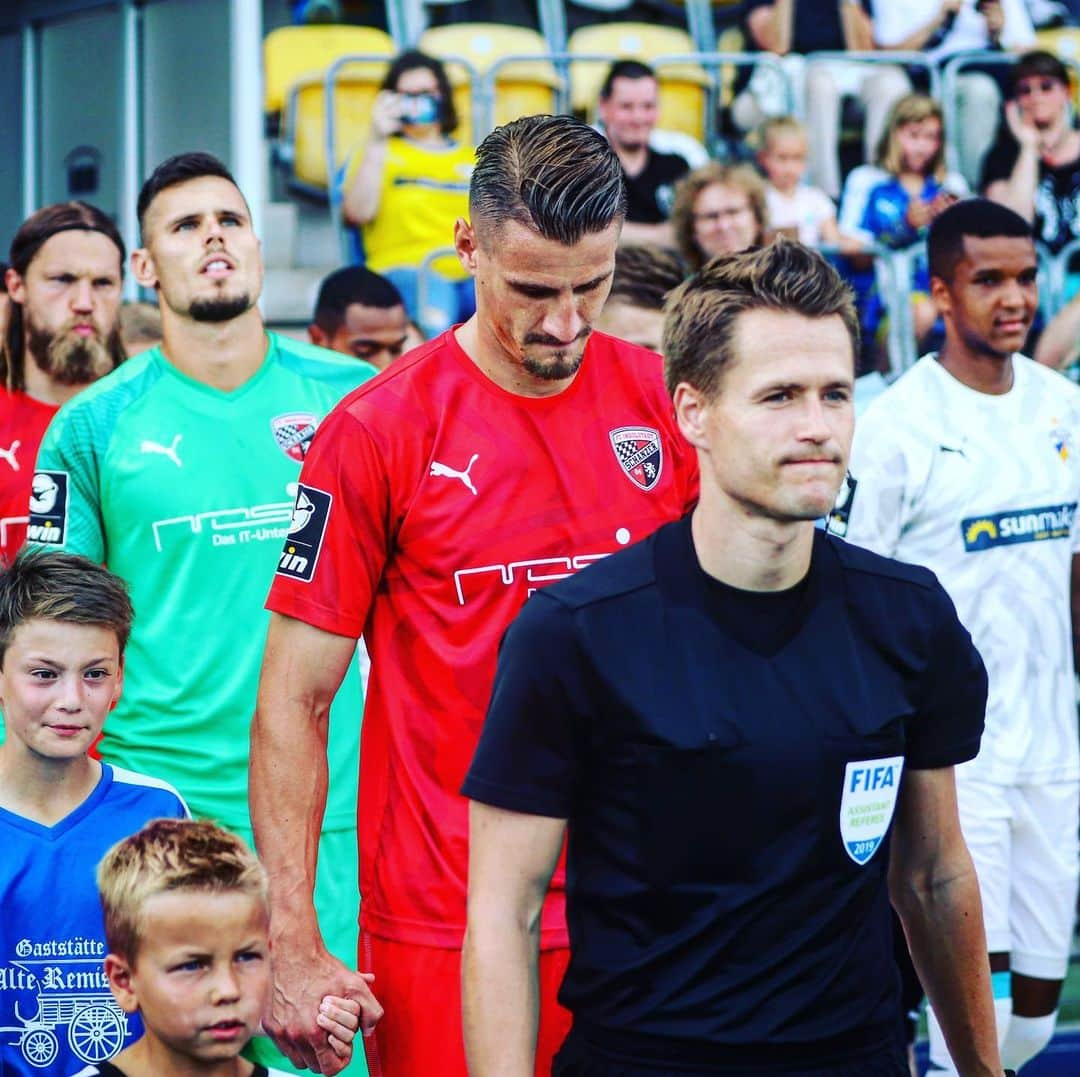 FCインゴルシュタット04さんのインスタグラム写真 - (FCインゴルシュタット04Instagram)「Es geht wieder los‼️🤩⚽️ Unsere #Schanzer starten in die @3.liga-Saison💥 Auf geht’s gegen den @fccarlzeissjena_official, Männer👊 . . #ANPFIFF #FCCFCI #FCI #FCIngolstadt04 #Aufgehts #letsgo #fussball #soccer #football #Fu3ball #zeigtsuns #3liga #liga3 #Ingolstadt」7月23日 2時06分 - dieschanzer