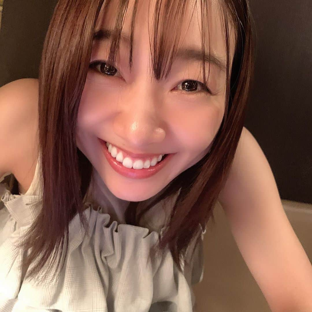 須田亜香里さんのインスタグラム写真 - (須田亜香里Instagram)「ゆりあちゃんが撮って載せてくれた私が可愛かったからお返し(笑) まきちゃんの舞台稽古が終わるまで二人でずっと喋ったりぷらぷらしたりして待ってたのだけど、笑いも沈黙も全部心地よい関係って貴重よね☺️」7月23日 2時22分 - akarisuda