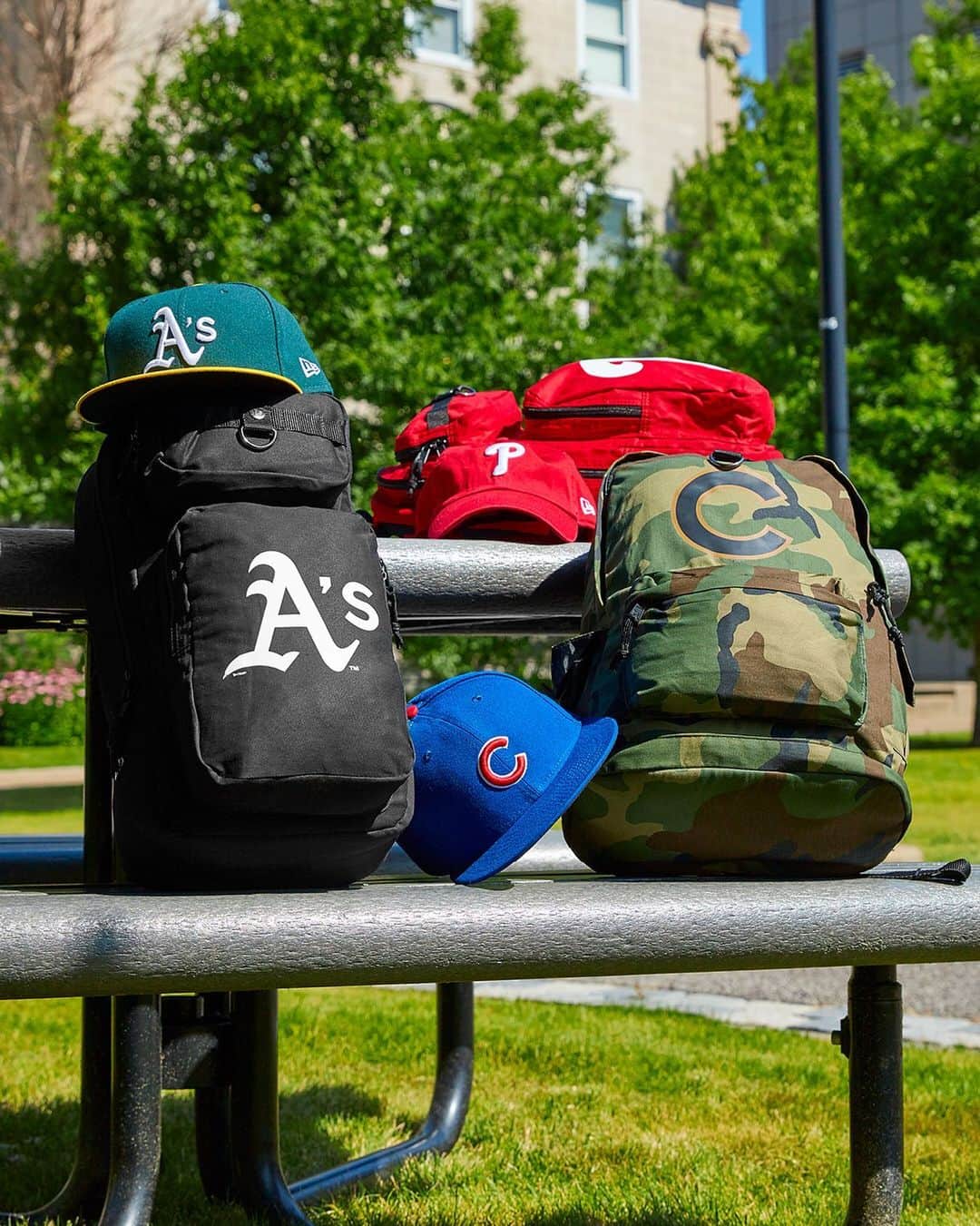 ニューエラ・キャップのインスタグラム：「It’s almost time to hit the books! Show up to campus in style with a #NewEraCap and backpack. Get 15% off now at neweracap.com •  Backpacks available in select MLB teams」