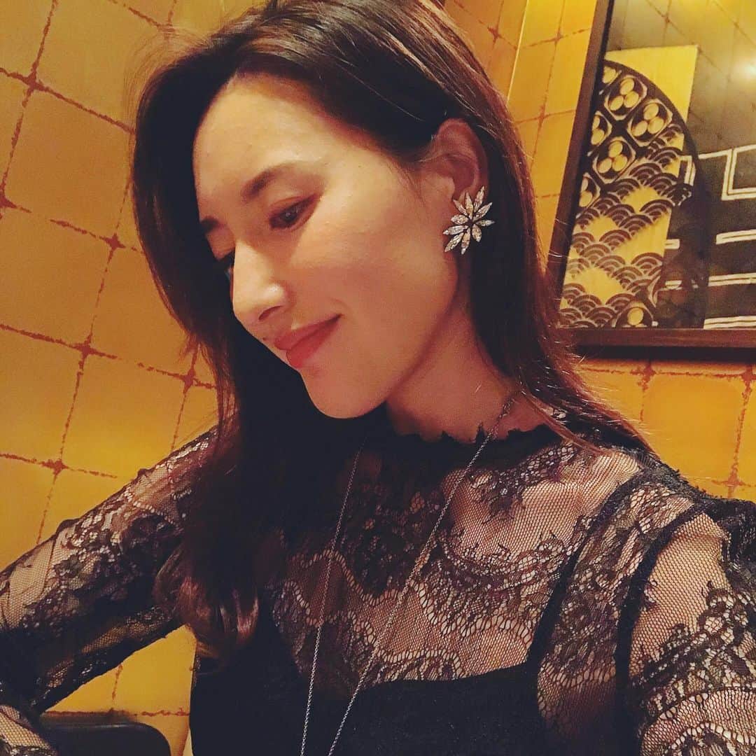松本リコのインスタグラム：「・ ・ ・ ・ ドレッシーにきめてお食事 行ってきました♡ ・ 最近のお気に入り イヤリング♡ 片方だけつけて髪を耳にかけて 魅せるのがオススメ(*ˊ˘ˋ*)♪ ・ ・ ・ #japanesegirl #japangirl  #japanesemodel #japanmodel #yahoo #お洒落 #インスタグラマー  #インフルエンサー #撮影 #ハーフ顔 #ハーフモデル #fashion #通販モデル #ファッション #楽天 #通販 #イヤリング #ディナー #ドレッシー」