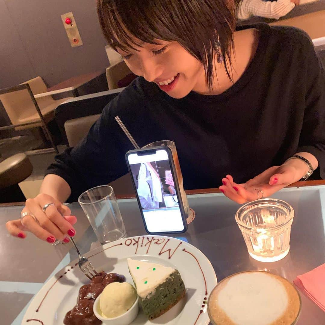 須田亜香里さんのインスタグラム写真 - (須田亜香里Instagram)「幸せすぎる夜でした。 いつもありがとう。 まきちゃんおめでとう💛 この二人が笑ってると幸せ！ 自分のカフェオレがケータイ置き場になって飲めなくたって、氷が溶けまくってたって幸せだよ。 二人が自然体で自由だからこそ、自分だけがカメラ目線で笑ってるこの写真が一番好きって堂々と言えるよ🥺」7月23日 2時40分 - akarisuda