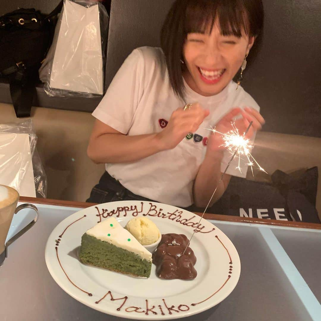 須田亜香里さんのインスタグラム写真 - (須田亜香里Instagram)「幸せすぎる夜でした。 いつもありがとう。 まきちゃんおめでとう💛 この二人が笑ってると幸せ！ 自分のカフェオレがケータイ置き場になって飲めなくたって、氷が溶けまくってたって幸せだよ。 二人が自然体で自由だからこそ、自分だけがカメラ目線で笑ってるこの写真が一番好きって堂々と言えるよ🥺」7月23日 2時40分 - akarisuda