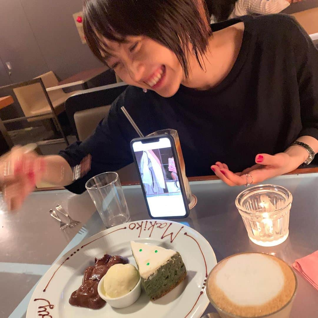 須田亜香里さんのインスタグラム写真 - (須田亜香里Instagram)「幸せすぎる夜でした。 いつもありがとう。 まきちゃんおめでとう💛 この二人が笑ってると幸せ！ 自分のカフェオレがケータイ置き場になって飲めなくたって、氷が溶けまくってたって幸せだよ。 二人が自然体で自由だからこそ、自分だけがカメラ目線で笑ってるこの写真が一番好きって堂々と言えるよ🥺」7月23日 2時40分 - akarisuda