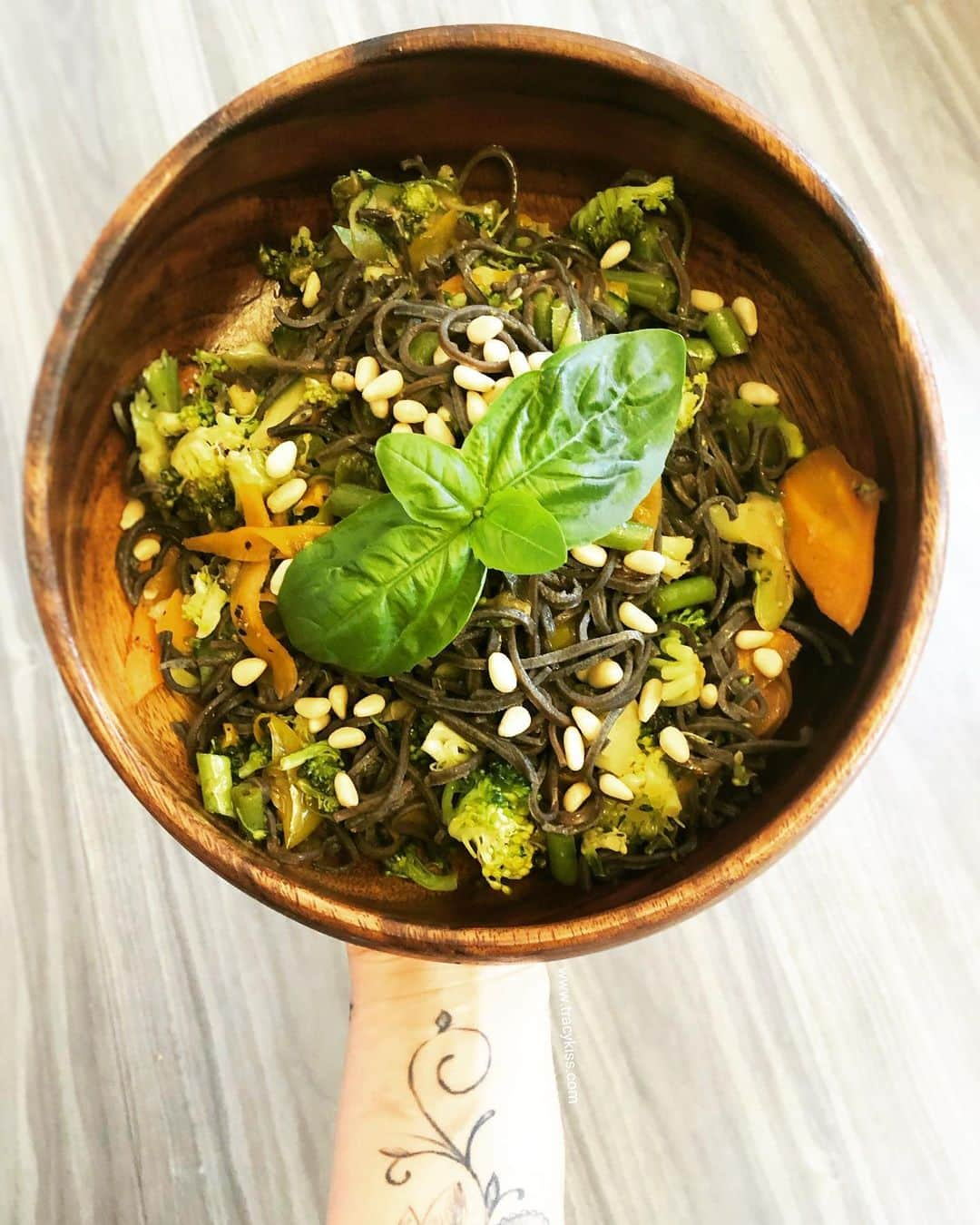 トレーシー・キスさんのインスタグラム写真 - (トレーシー・キスInstagram)「Tonight’s dinner is a high protein vegan bean spaghetti with broccoli, carrots and green beans topped with fresh basil, pine nuts and a drizzle of homemade garlic oil yummm! What have you eaten today my darlings? ------------------------ #proteinpasta #protein #veganprotein #healthydinner #tracykiss #gymlife #bodygoals #feminism #muscles #earnedit #tattoo #healthy #bodytransformation #inspiration #gains #motivation #ootd #fashion #weightloss #fitness #success #girlpower #redhead #ootn #lotd #veganism #girl #gym #bodybuilding #vegan」7月23日 2時33分 - tracykissdotcom