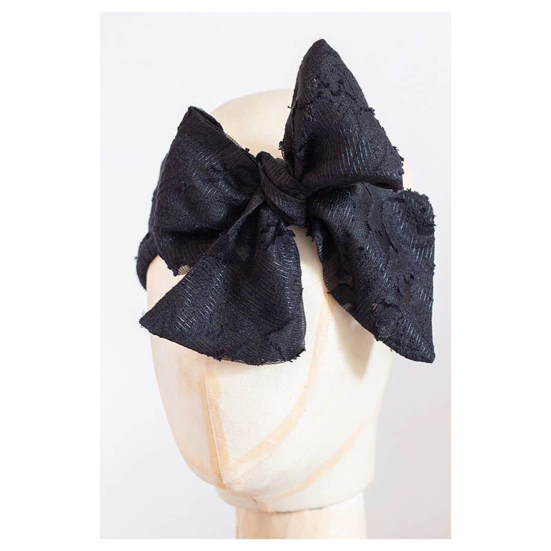 キャベジズ&ローゼズのインスタグラム：「Three Cheers 🖤❤️🖤 The newly arrived Toulouse Tie in Black Brocade looks marvellous when worn with the charming Selina Skirt in Candy Stripe Black and the glorious Frederika Shirt in white seersucker 😍 All three are made in limited numbers in England 👇Tap to shop the look today👇#newnew #bows #taptoshop #britishfabric #cottondrill #candystripes #skirtwithsuspenders #seersucker #cabbagesandroses #cabbagesandrosesfashion @christina_strutt @cabbagesandroses_shop」