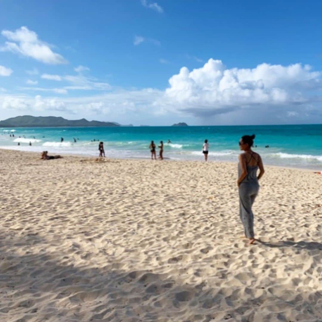 亀恭子のインスタグラム：「at waimanalo beach♪ . . . みんなでsea parkからのbeach 楽しい❤︎ . . ちなみに、初日の買い出し中に息子が 「やっぱりハワイっていいね！」 「さいこーの夏休みだっ！」とw . . そうだね^ ^ . . #hawaii #vacation #summervacation #relax #love #❤︎ #いつメン」