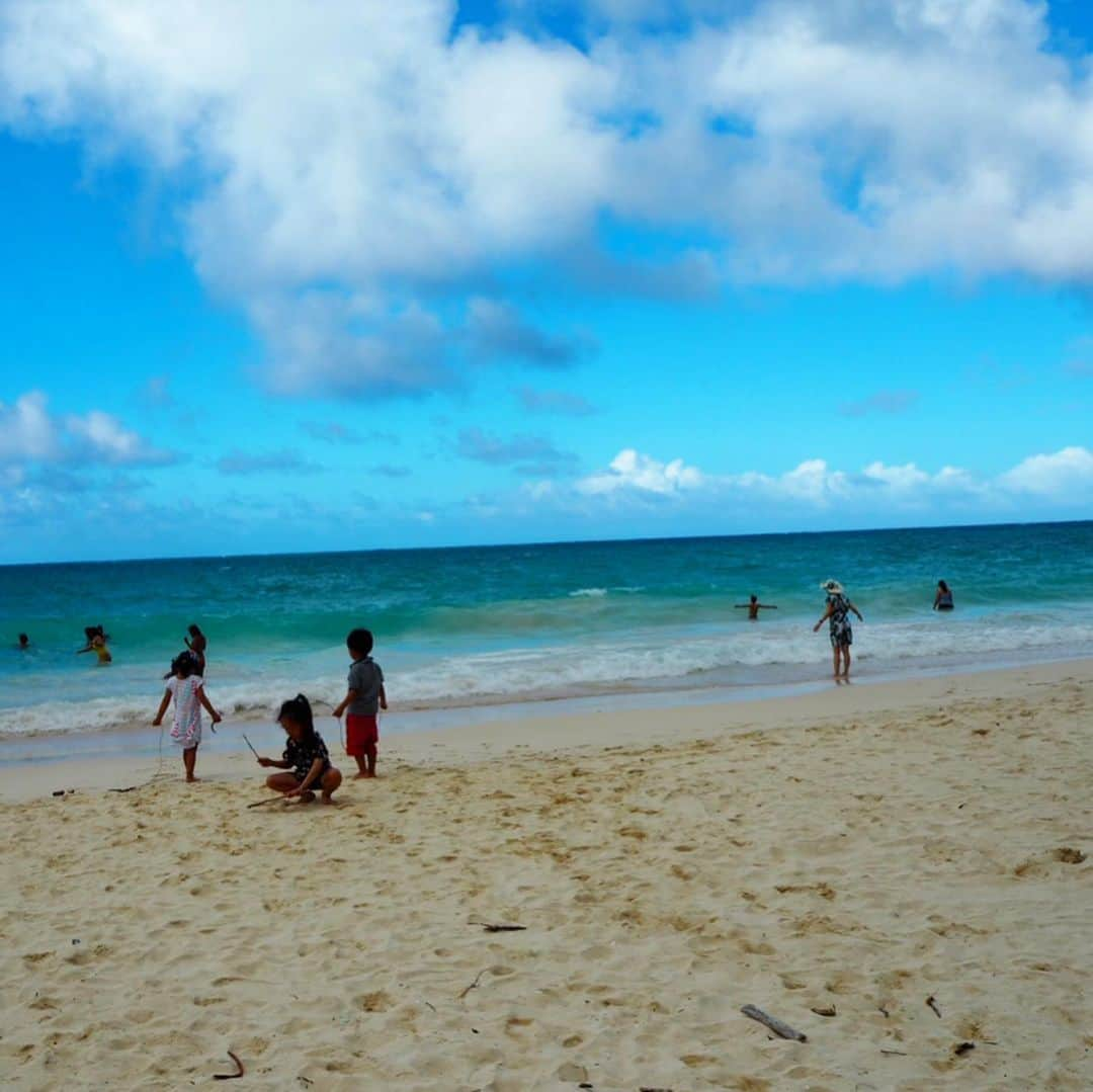 亀恭子さんのインスタグラム写真 - (亀恭子Instagram)「at waimanalo beach♪ . . . みんなでsea parkからのbeach 楽しい❤︎ . . ちなみに、初日の買い出し中に息子が 「やっぱりハワイっていいね！」 「さいこーの夏休みだっ！」とw . . そうだね^ ^ . . #hawaii #vacation #summervacation #relax #love #❤︎ #いつメン」7月23日 2時52分 - kame_kyo