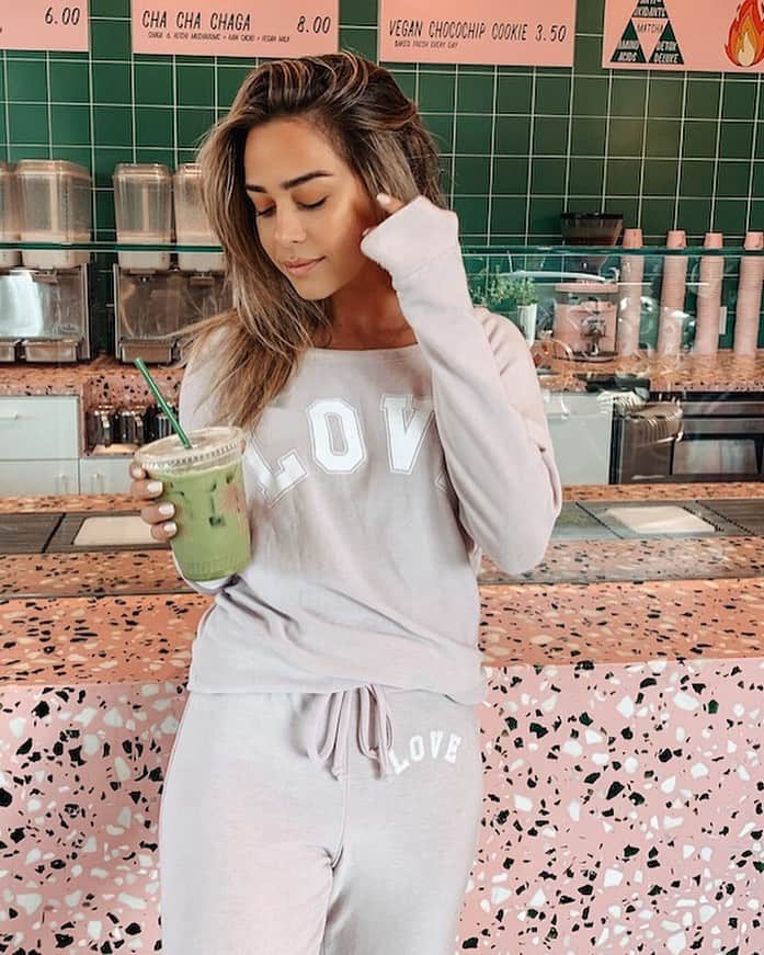チェイサーのインスタグラム：「Matcha + Cozy Clothes = a happy Monday 🥰 #chaserbrand」