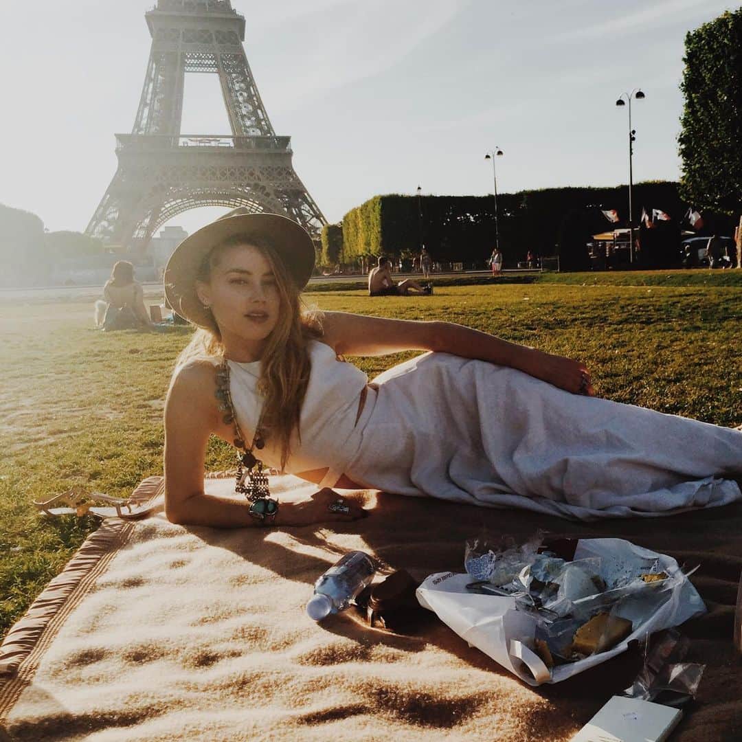 アンバー・ハードさんのインスタグラム写真 - (アンバー・ハードInstagram)「Can you imagine a prettier place to picnic in Paris?」7月23日 2時54分 - amberheard