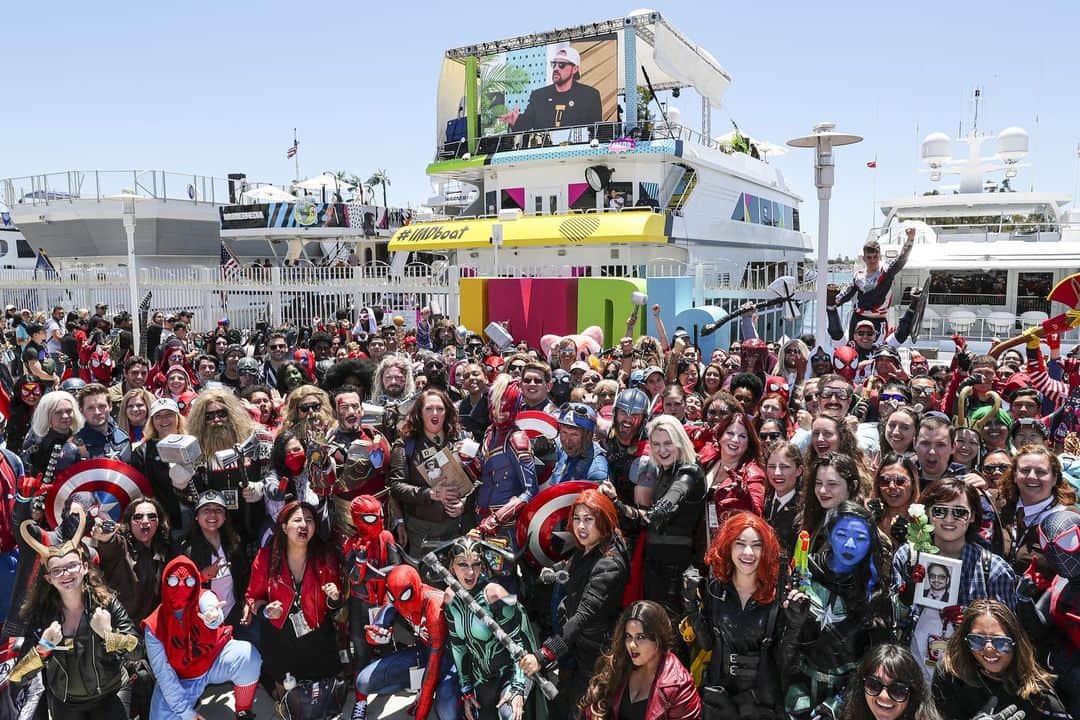 ケヴィン・スミスのインスタグラム：「More memories of @comic_con! While I was aboard the @imdb #IMDboat, @marvelstudios gathered a gazillion glorious cosplayers! I was joined onstage at Hall H by my hetero life mate @jaymewes, my only begotten kid @harleyquinnsmith and the Super generous @melissabenoist for a look at the trailer (link in my bio) and a preview of 2 scenes from #JayAndSilentBobReboot, which played through the roof! @therealuppiedownie and @mayberyanjames and the Kids from #shootingclerks had a big screening with #viewaskewniverse keystones @briancohalloran, @marilynghigliotti, @mingchen37 and more (sadly, I was Rebooting it elsewhere at the time). And @legionmofficial not only convinced the @theatreboxsd and the @chinesetheatres to cement our status, they also built the Quick Stop right outside! Big thanks to @saban_films and Nate our Reboot production designer for getting it up and bringing Jersey to Diego! It was a busy 4 days but now that Con is gone, I miss it already! #KevinSmith #JasonMewes #melissabenoist #harleyquinnsmith #comiccon #marvel #cosplay #legionm #theatreboxsd #imdb #tclchinesetheatre」