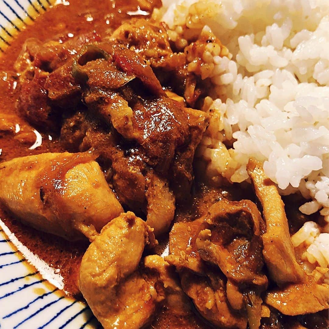 yuxuki wagaのインスタグラム：「チキンカレー  フレッシュな青唐辛子を沢山いただいたので、カレー沢山作ってます。家カレーはやはり美味しい😋  #wagameshi #alternativecurrysession #おうちごはん #家カレー」