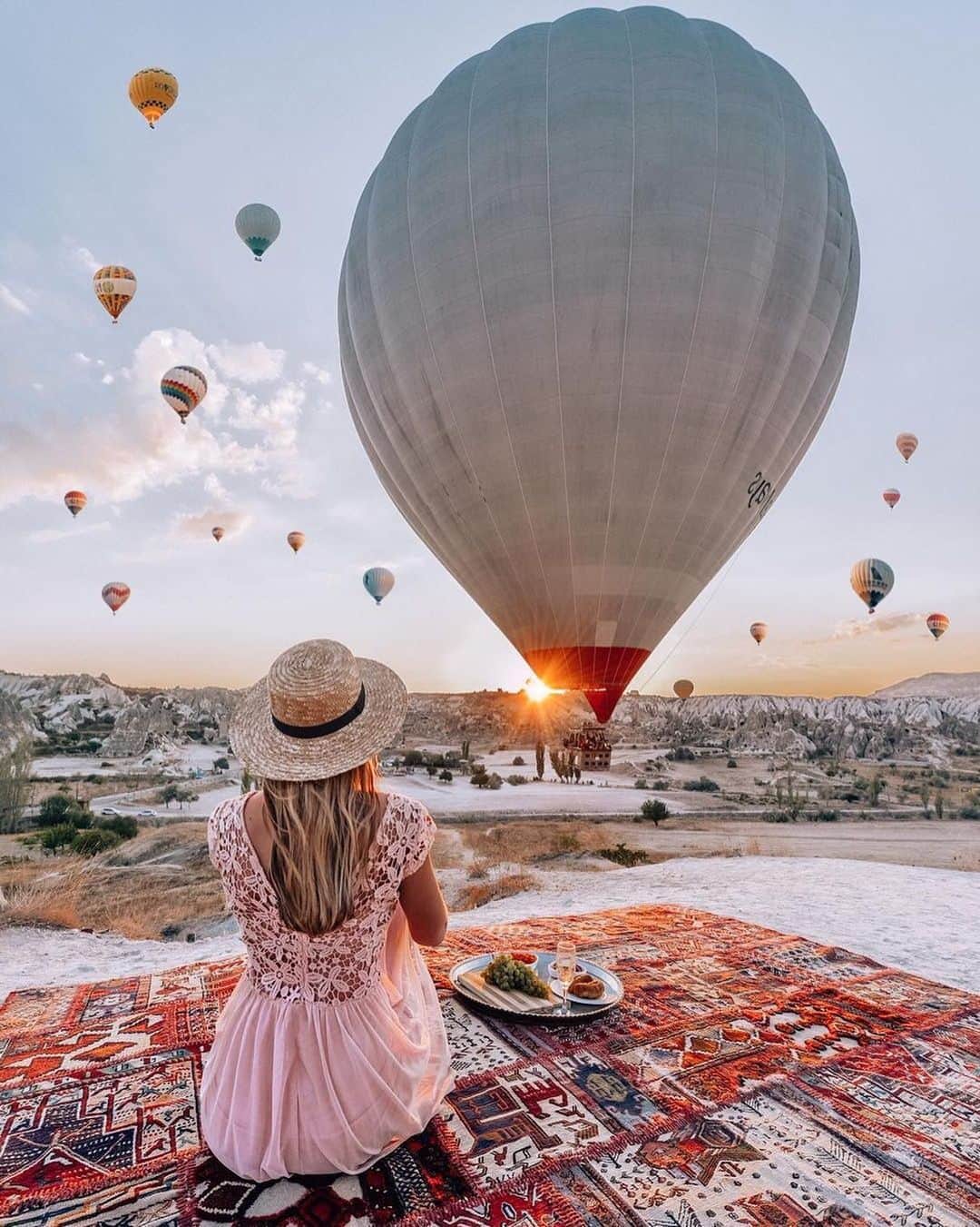 Izkizのインスタグラム：「Breakfast with a view 🎈So happy to be back in Cappadocia, staying at the beautiful @design_cappadocia 💛  #Cappadocia @cappadocia」